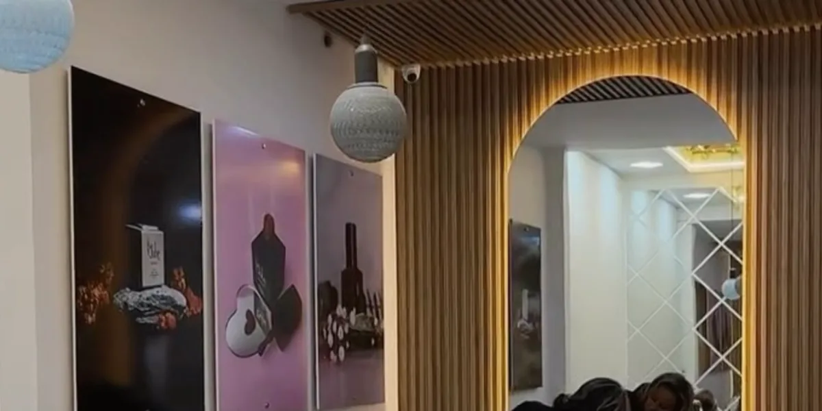 Interior de Harmony Spa: paneles de madera, espejo con arco y luz cálida