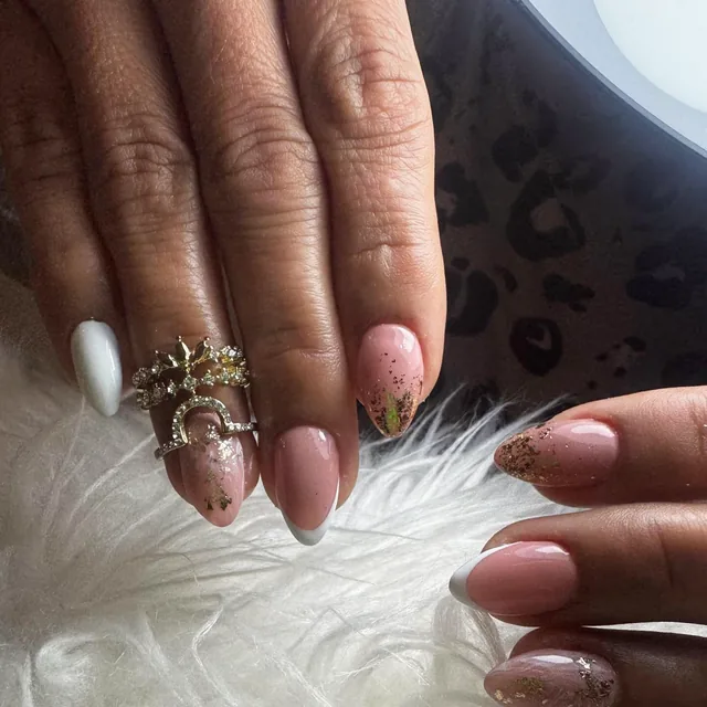 Uñas nude con detalles dorados