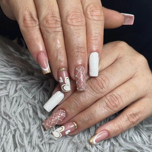 Uñas blancas con relieve 3D y corazones