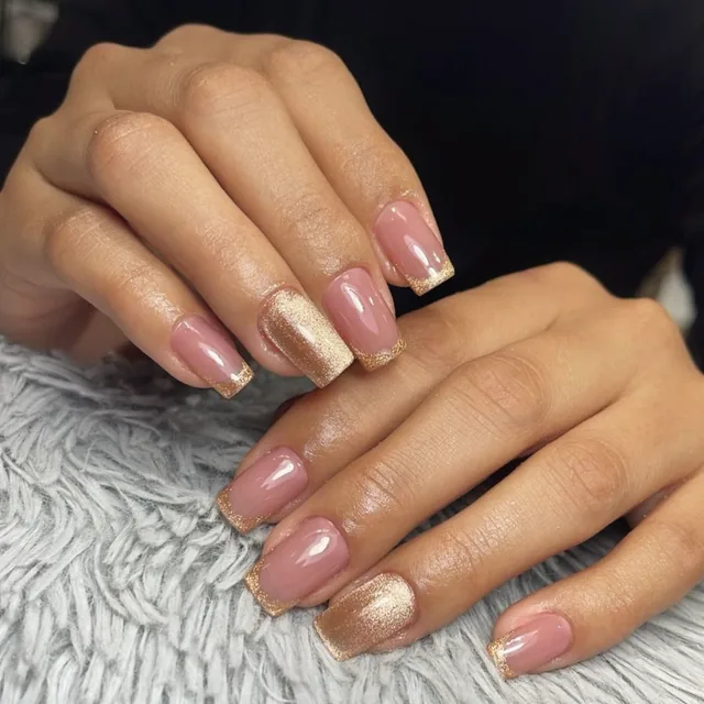 Uñas nude con una uña en cromo dorado